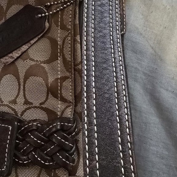 Rare Vintage Well-Loved Coach Monogram Crossbody – Spacious & Stylish - Picture 5 of 9